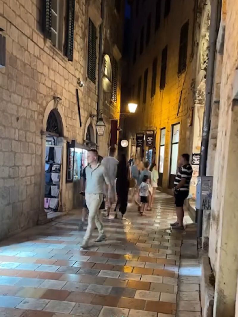 "Ima se može se" PAPARAZZO: Zvezda Granda uhvaćen u Kotoru u najskupljim prodavnicama VIDEO 5 nemanja petrovic 2