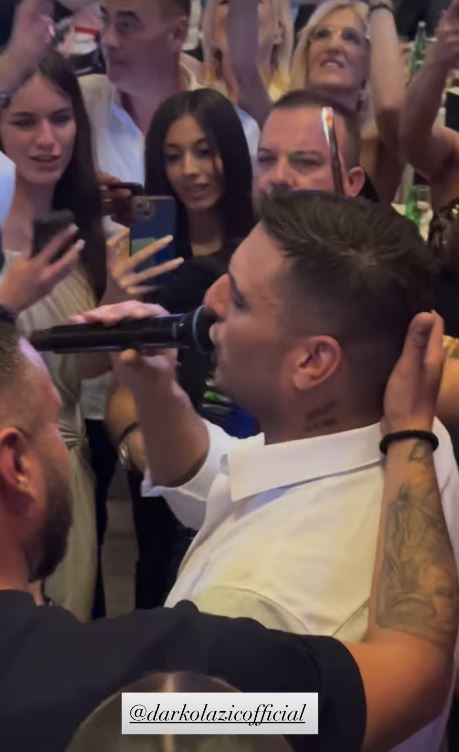 Okupila se cela estrada na 18. rođendanu ćerke našeg pevača: Darko Lazić napravio lom VIDEO 6 2 1