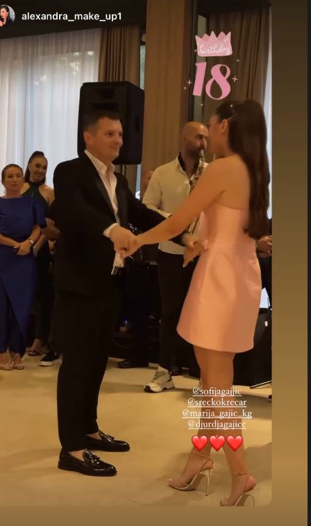 Okupila se cela estrada na 18. rođendanu ćerke našeg pevača: Darko Lazić napravio lom VIDEO 5 3
