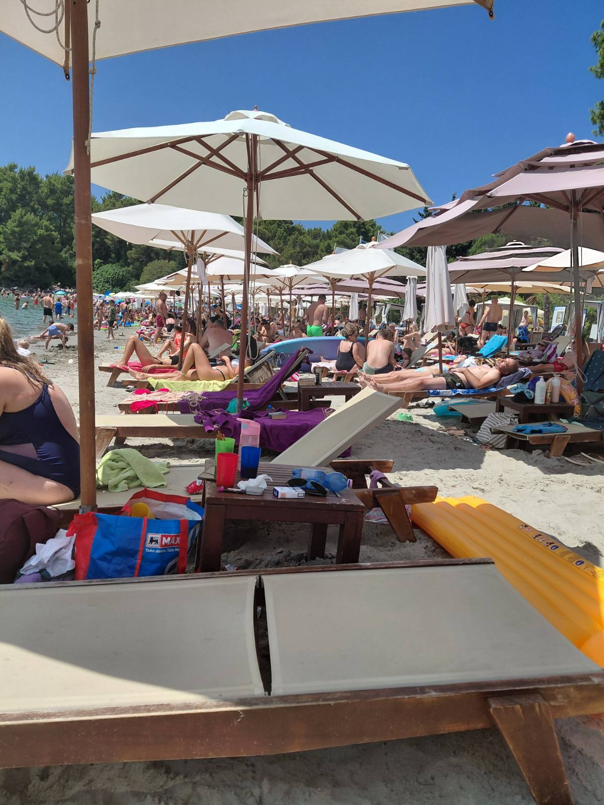 Kažu da je ovo najlepša plaža u Crnoj Gori - pogledajte aktuelne cene i koliko košta dan na Plavim horizontima (2025) 11 IMG 00eb646b297882bed23128f8f137239a V