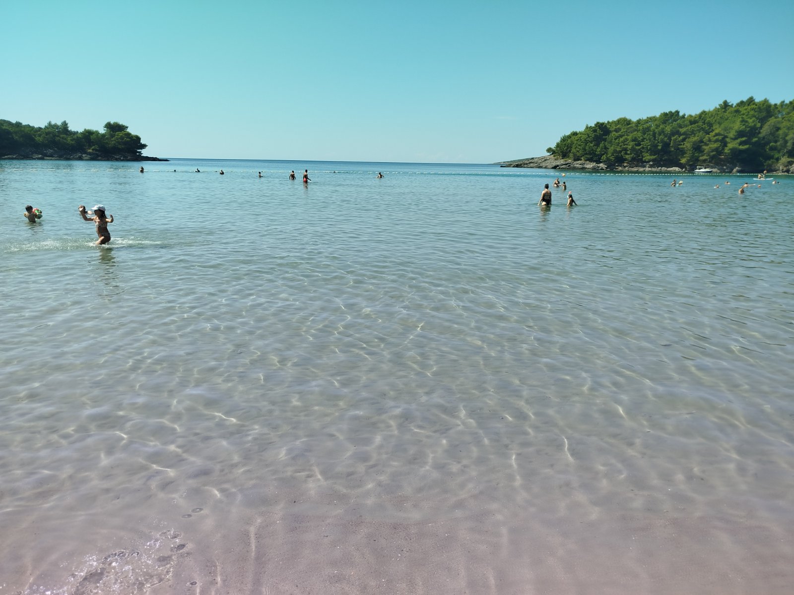 Kažu da je ovo najlepša plaža u Crnoj Gori - pogledajte aktuelne cene i koliko košta dan na Plavim horizontima (2025) 7 IMG d66c49115e8247d2b977314f3d1e5590 V