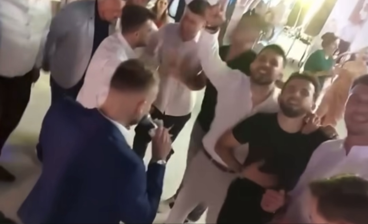 Aladin Pehić raspametio goste: Ruke pune bakšiša, svi pevaju sa njim uglas, a jedan detalj svima zapao za oko VIDEO 7 IMG 0476