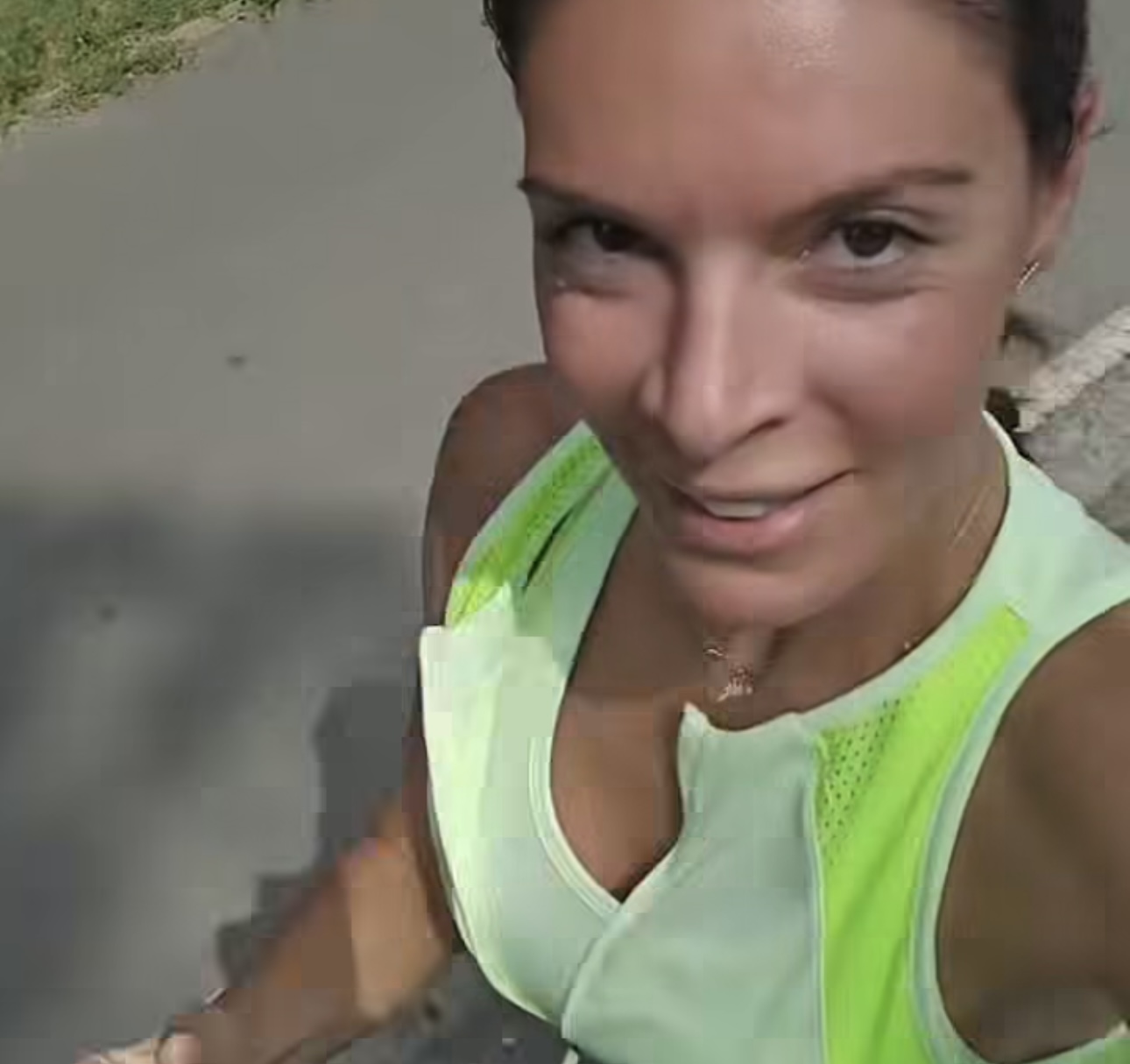 Sanja Kužet kao nikad do sad: Voditeljka se Snimila se u parku i pokazala neverovatnu figuru VIDEO 6 IMG 0568