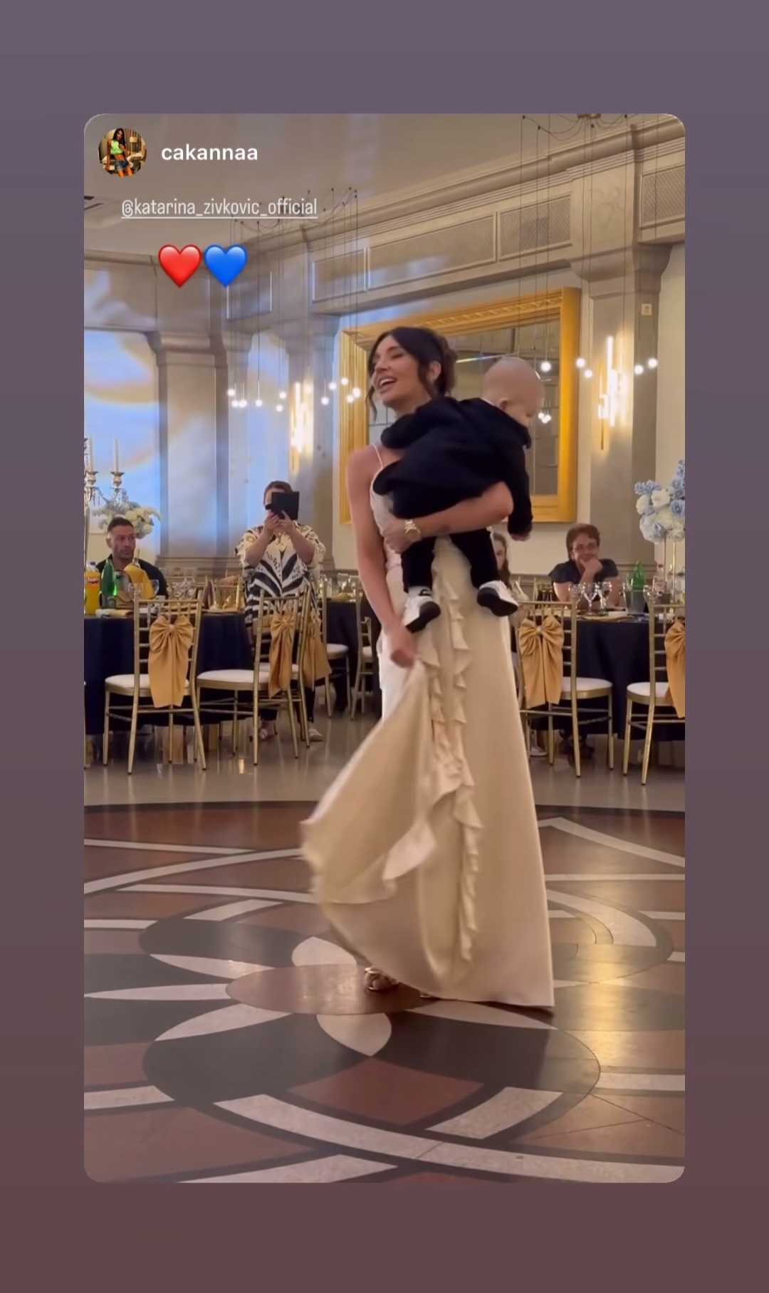 Nije mogla da zadrži suze: Kaća Živković peva jednogodišnjem sinu Stefanu dok ga drži u naručju (VIDEO) 9 Screenshot 20250804 085836 Instagram