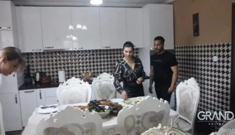Stilski nameštaj, bela kuhinja i palme u dvorištu: Zvezda Granda u Podgorici izgradio luksuzan dom za porodicu (VIDEO) 12 aldin 6