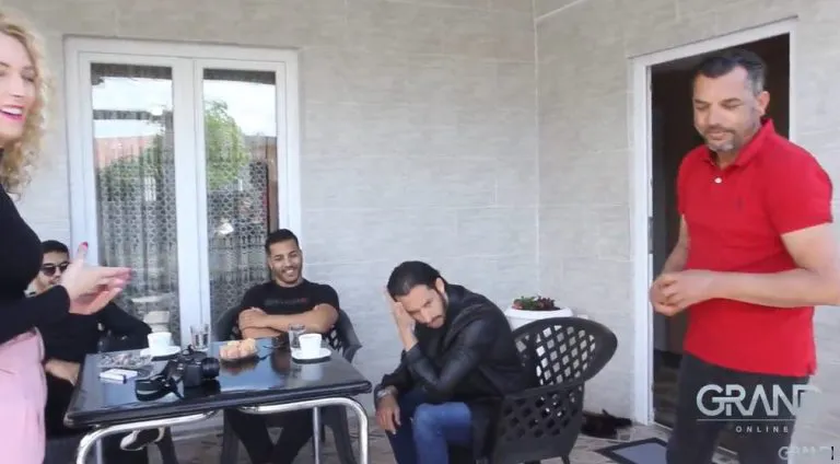 Stilski nameštaj, bela kuhinja i palme u dvorištu: Zvezda Granda u Podgorici izgradio luksuzan dom za porodicu (VIDEO) 14 aldin 8