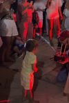 Gest koji će se prepričavati: Pevač izneo rođendansku tortu devojčici iz publike i pokazao koliko srce ima (VIDEO) 3 antonio e1755768750776