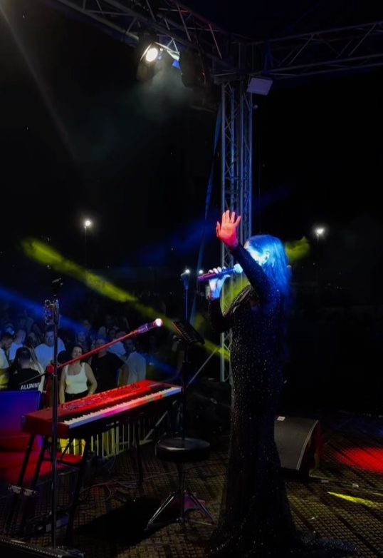 Nadica Ademov pevala pred 5.000 ljudi, a izgled - Holivud! 5 image 1 17