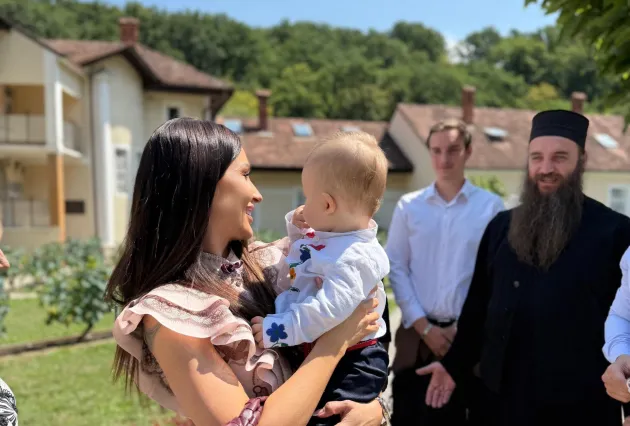 Nije mogla da zadrži suze: Kaća Živković peva jednogodišnjem sinu Stefanu dok ga drži u naručju (VIDEO) 5 katarina zivkovic 1