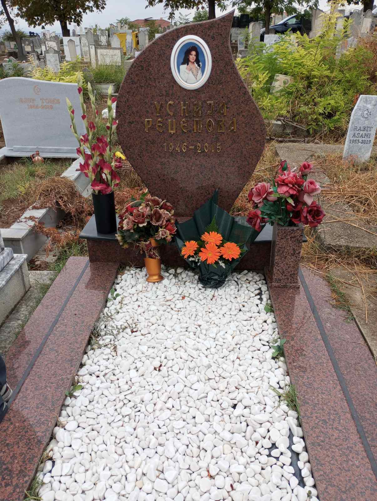 Deset godina bez glasa koji se ne zaboravlja - Porodica u suzama na pevačinom grobu 4 1759063854022