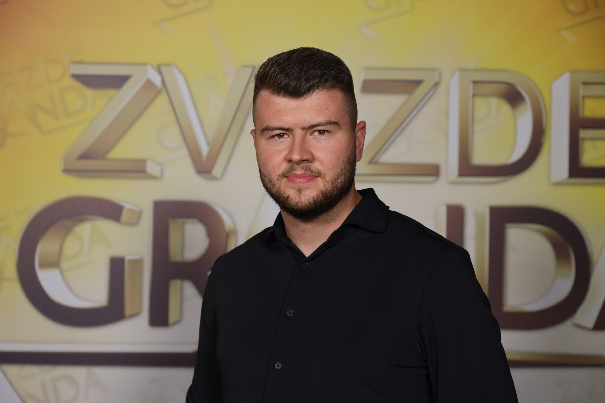 Almir Mustafić pokorio prvu emisiju Zvezda Granda, sad priznao: "Devojčice padaju na moje pevanje" VIDEO 6 ALMIR MUSTAFIC 19 GOD. SARAJEVO 9