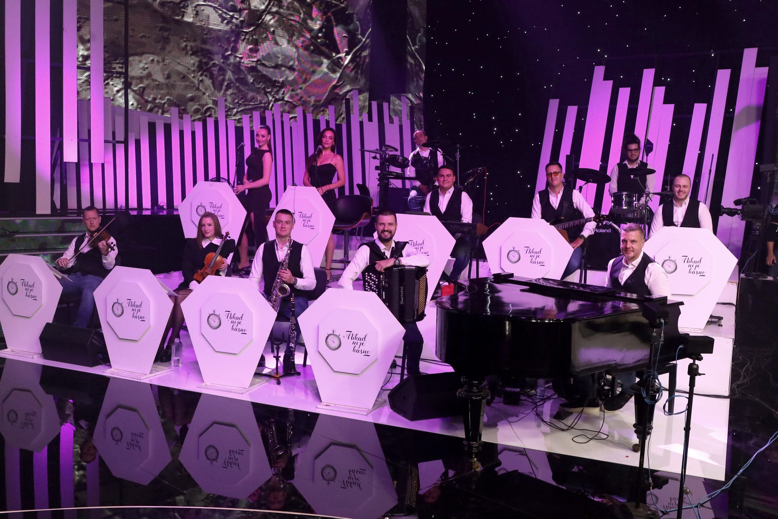 Suze, osmesi i najjači zagrljaji: Neviđena atmosfera iza kulisa Nikad nije kasno (VIDEO) 10 ORKESTAR NNK NNK SNIMANJE 10092025 FOTO MUNJAok 2