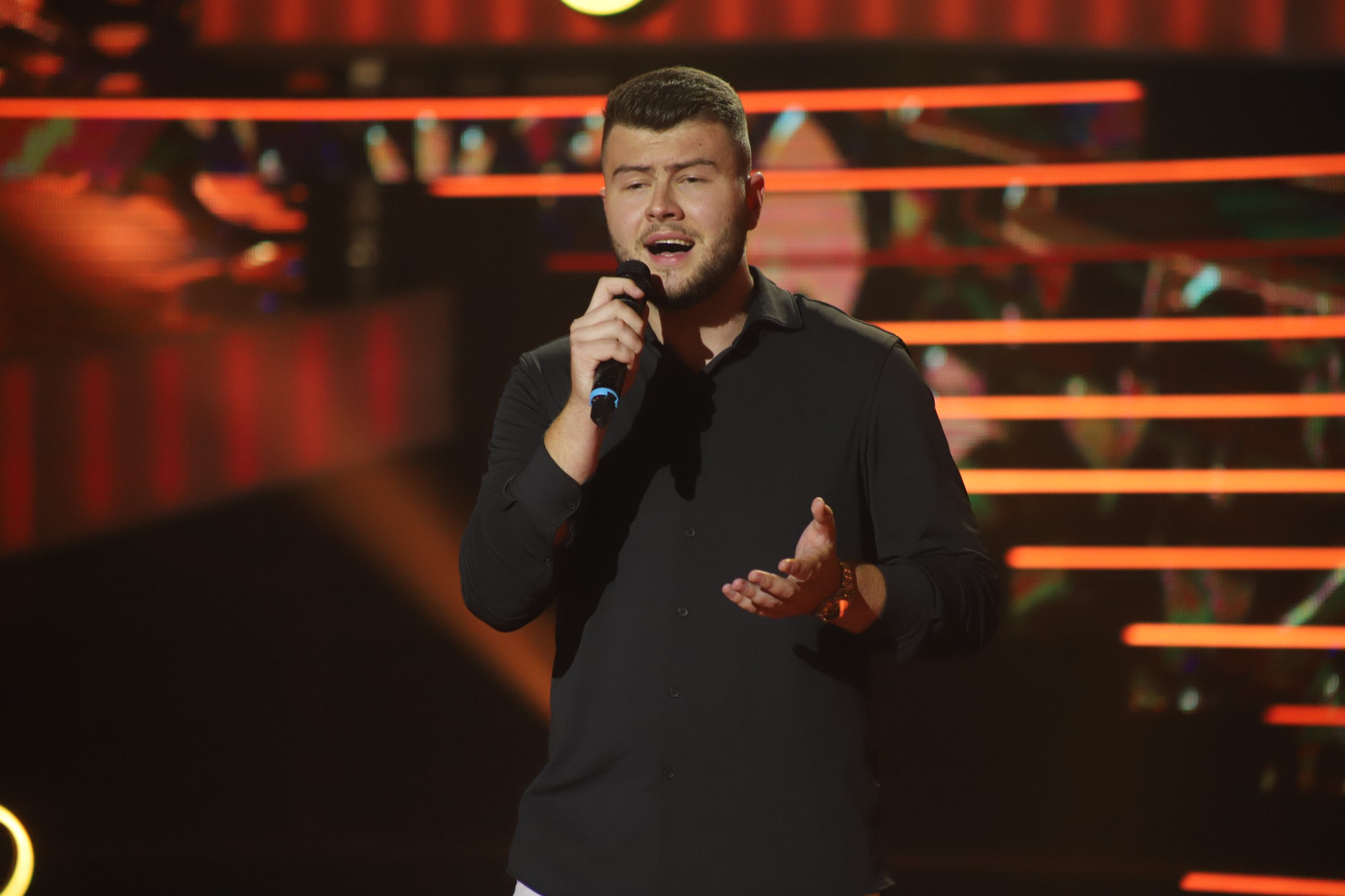 Almir Mustafić pokorio prvu emisiju Zvezda Granda, sad priznao: "Devojčice padaju na moje pevanje" VIDEO 7 almir mustafic 1