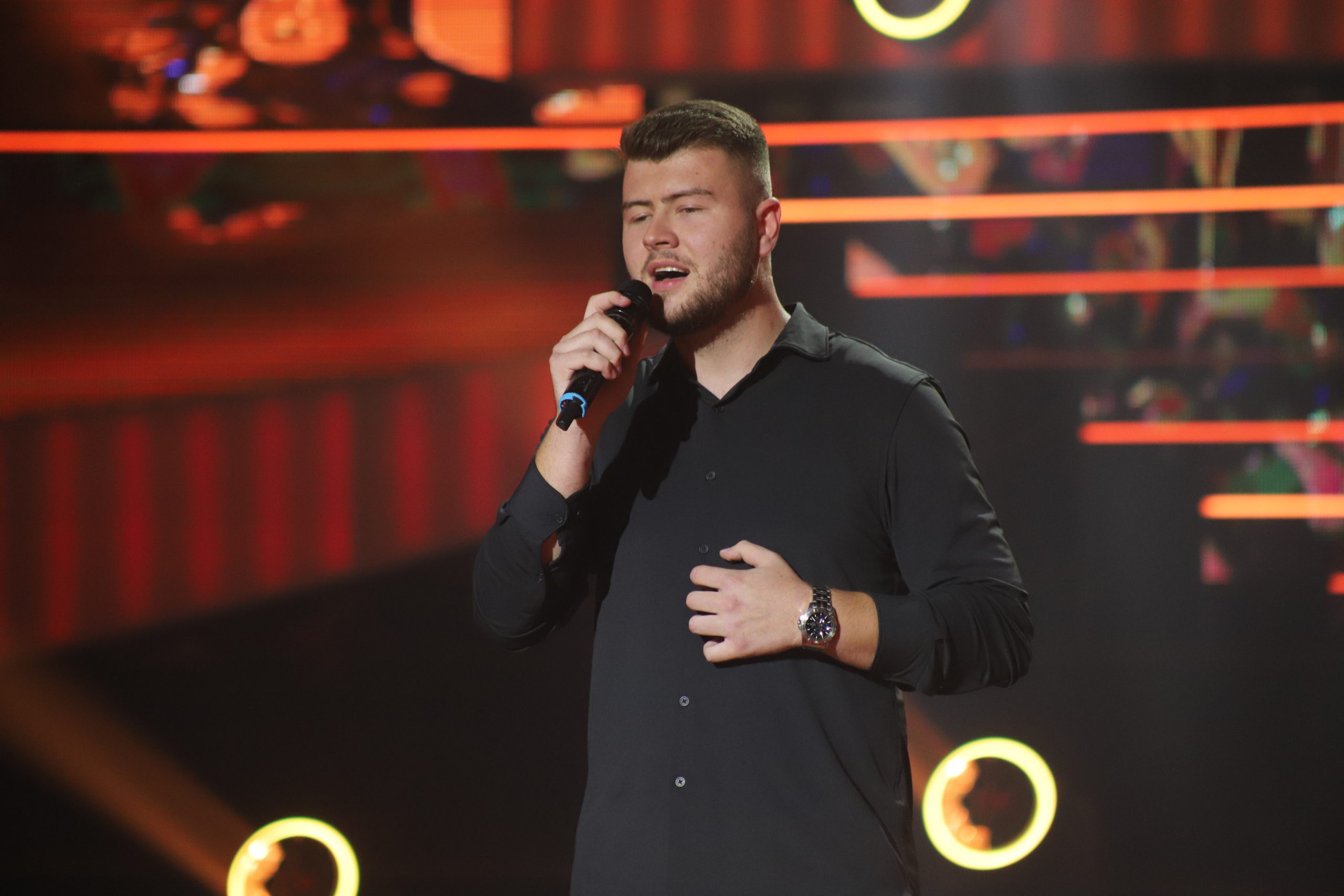 Almir Mustafić pokorio prvu emisiju Zvezda Granda, sad priznao: "Devojčice padaju na moje pevanje" VIDEO 5 almir mustafic 2