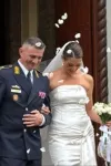 Udala se ćerka Suzane Mančić: Mlada blistala u venčanici, mladoženja obukao uniformu FOTO 2 cVzk9kpTURBXy80MzljNDAyMGZhMTI1MDg1MTAwN2Q4MzdkYmU3NmZiMS5wbmeRkwLNAxYA3gABoTAF