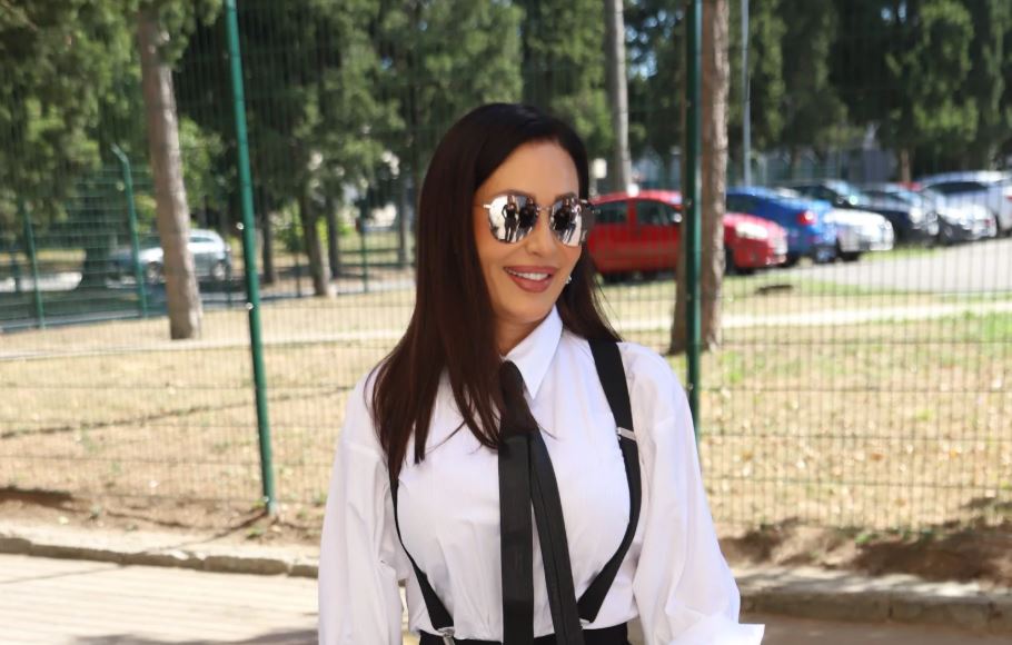 Ceca nikad glamuroznija: U crnoj čipki zablistala na venčanju prijatelja, cena haljine ostavlja bez teksta (FOTO) 7 ceca raznatovic