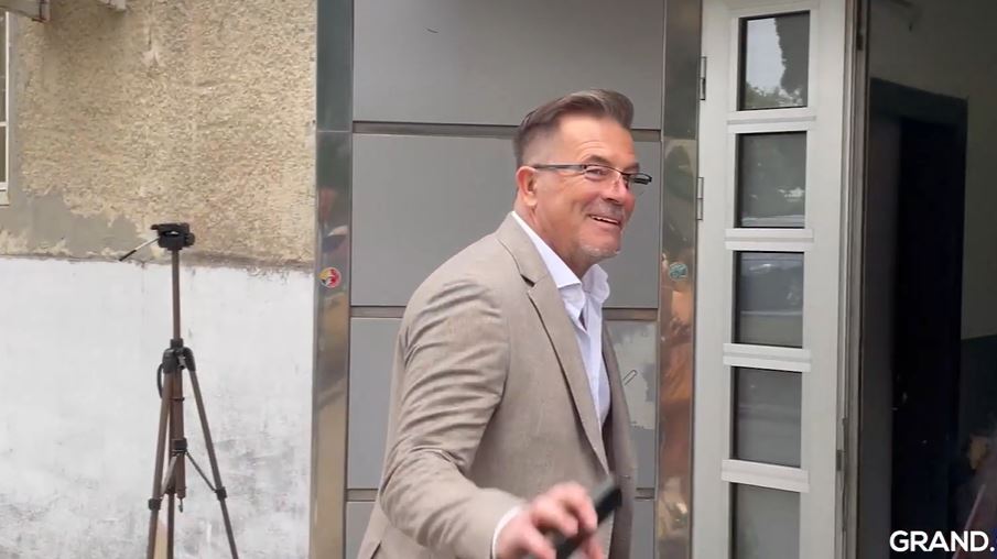 Iz bermuda u odelo: Saša Milošević Mare izgleda bolje nego ikad na snimanju nove sezone "Nikad nije kasno" VIDEO 5 mare mare