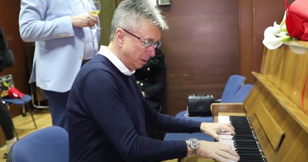 sasa popovic svira klavir