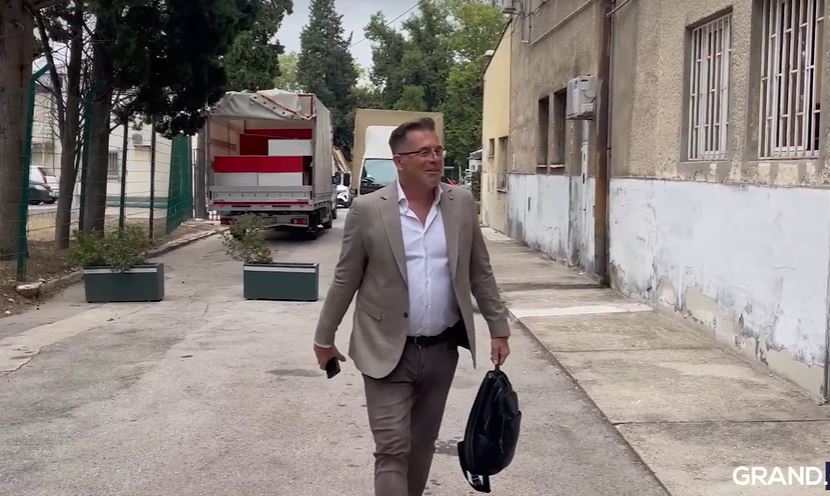 Iz bermuda u odelo: Saša Milošević Mare izgleda bolje nego ikad na snimanju nove sezone "Nikad nije kasno" VIDEO 6 zata