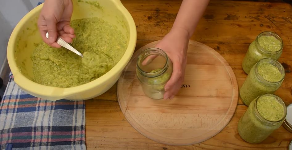 Zaboravite na klasičan ajvar, zeleni ajvar je novi hit zimnice 7 zeleni ajvar