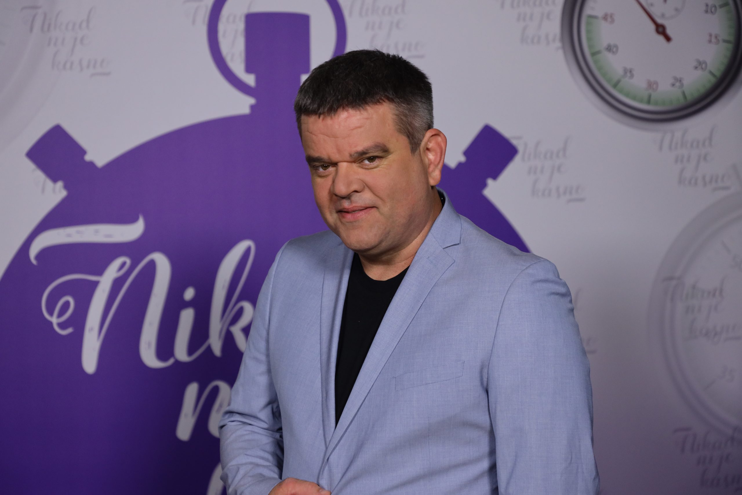 Upoznajte takmičare: Šest novih životnih priča na sceni "Nikad nije kasno" 15 ALEKSANDAR TESANOVIC 46 GOD. BEOGRAD 8 1