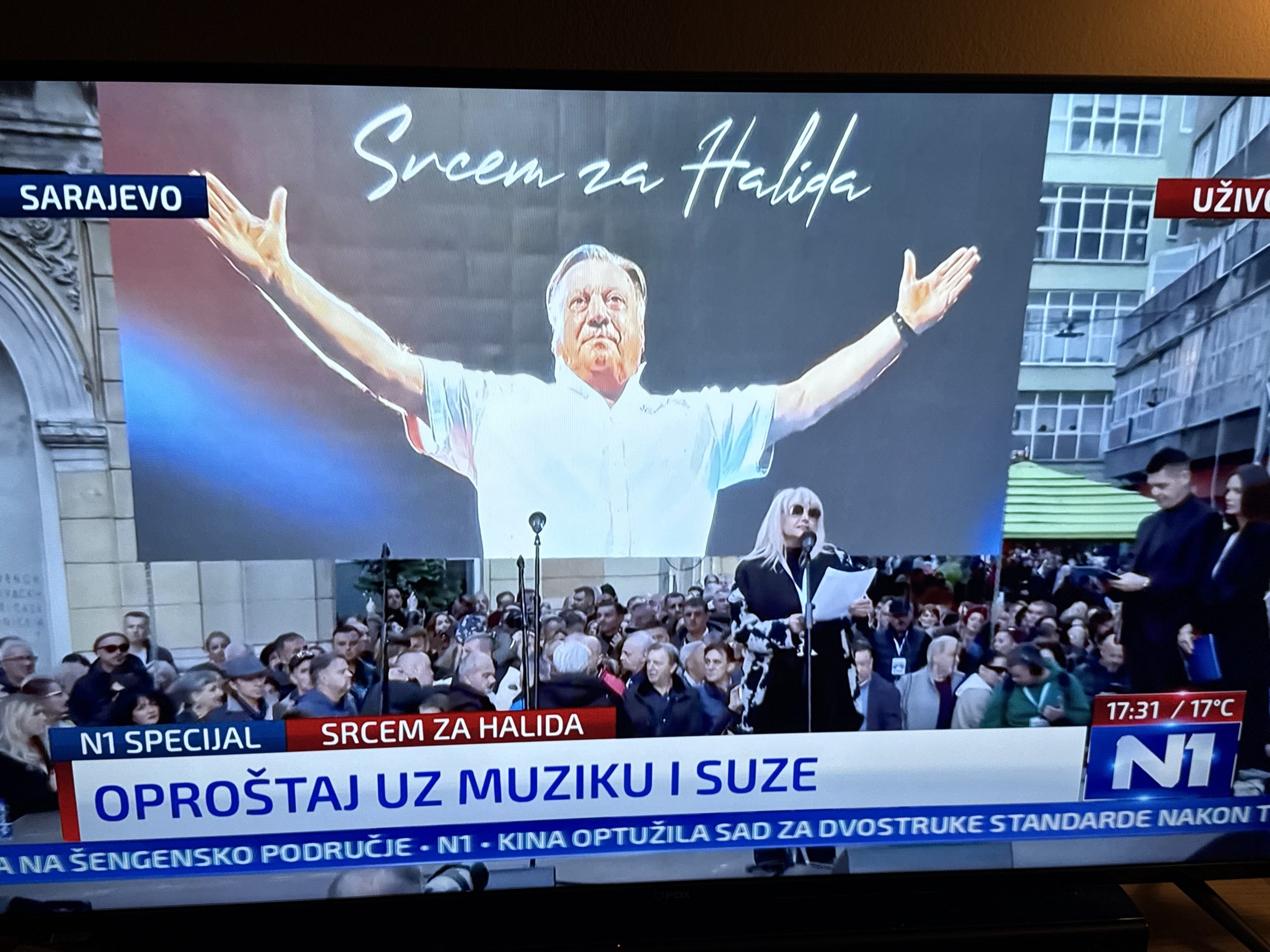 Reke ljudi u Sarajevu gradovima regiona i Evrope opraštaju se od Halida Bešlića VIDEO 5 IMG 2373