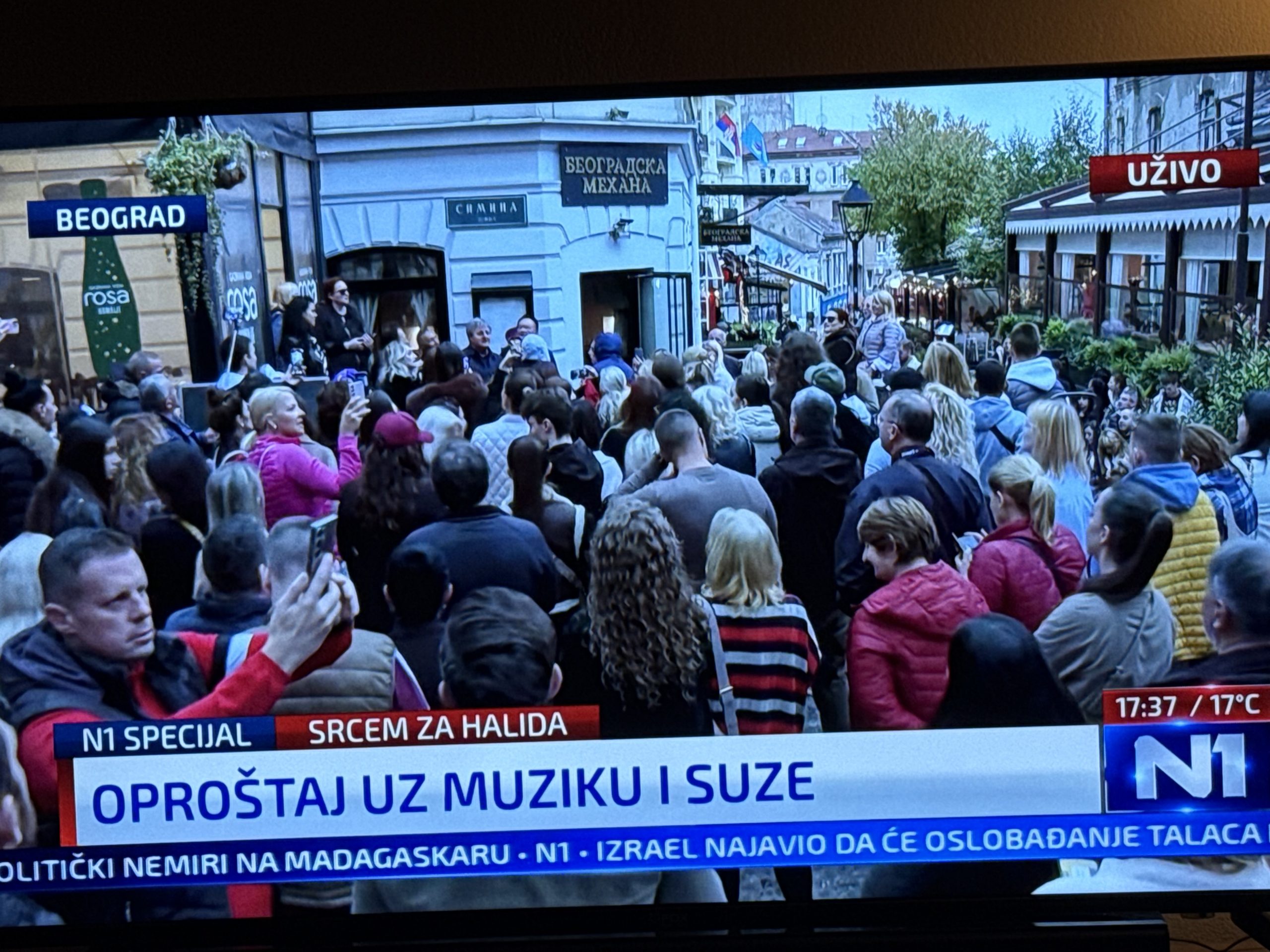Reke ljudi u Sarajevu gradovima regiona i Evrope opraštaju se od Halida Bešlića VIDEO 7 IMG 2377