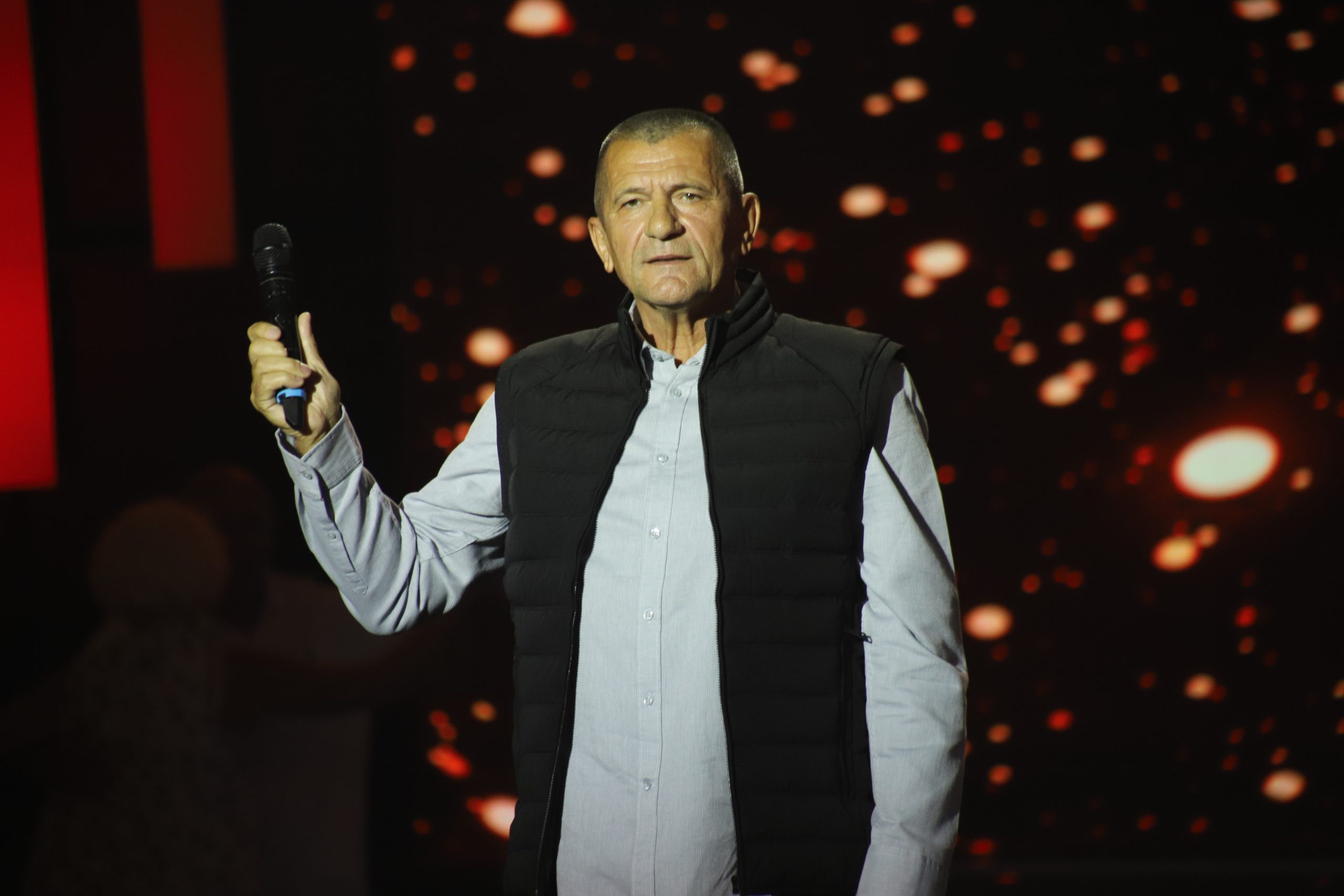 Milan Pavić poklonio ružu supruzi, a potom progovorio o kocki i teoriji zavere: "Istinu ne zna niko" 7 IMG 3013