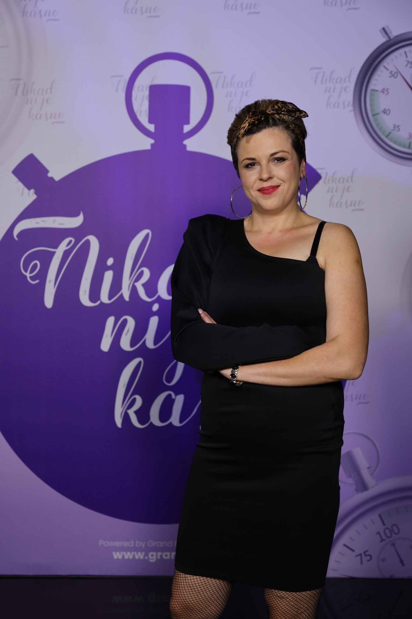 Upoznajte takmičare: Šest novih životnih priča na sceni "Nikad nije kasno" 9 JELENA NJEGOMIR 40 GOD. SUBOTICA 8 1