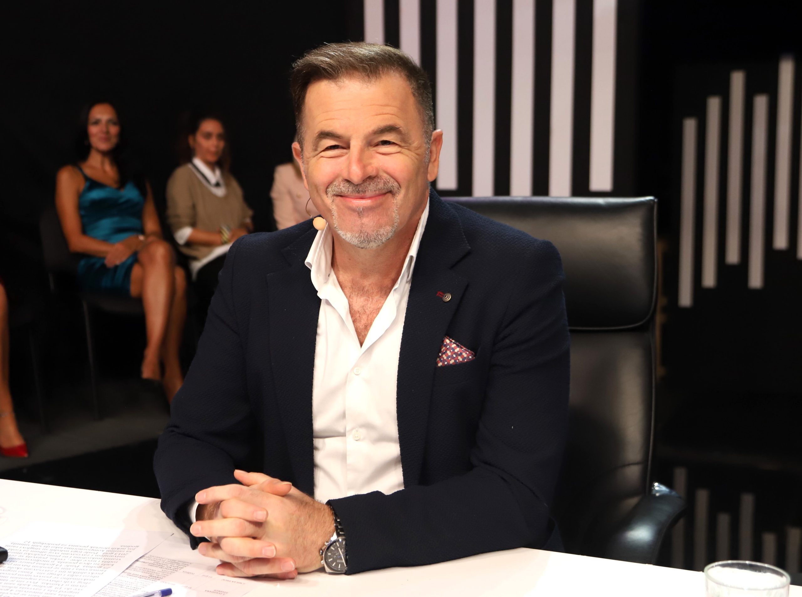 Milan Pavić poklonio ružu supruzi, a potom progovorio o kocki i teoriji zavere: "Istinu ne zna niko" 10 MARE NNK SNIMANJE 30092025 FOTO ELENA 1 ok