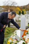 Ivica Dačić posetio grob Halida Bešlića FOTO 2 Polozio sam cvece na grob mog dragog prijatelja Halida Beslica. Nedostaje njegova toplina vedri
