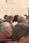 Kovčeg sa telom Halida Bešlića stigao u džamiju: Stotine ljudi došlo da se oprosti od legendarnog pevača 4 Screenshot 2025 10 13 133613