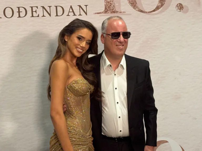 Saša Matić otkrio kako je ćerka reagovala na novinare i gužvu za glamurozni 18. rođendan: "Rekao sam da mora da izdrži" VIDEO 6 image 6 10