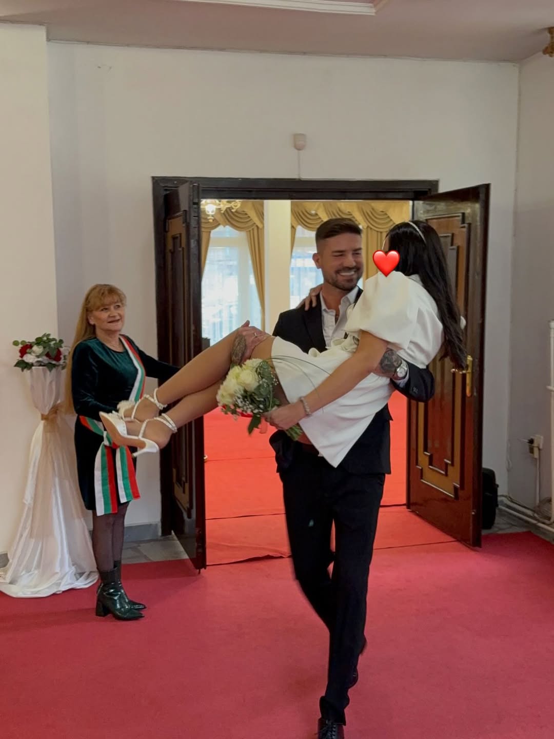 Poznati pevač se tajno oženio, mladu u naručju izneo iz sale FOTO 4 mc stojan