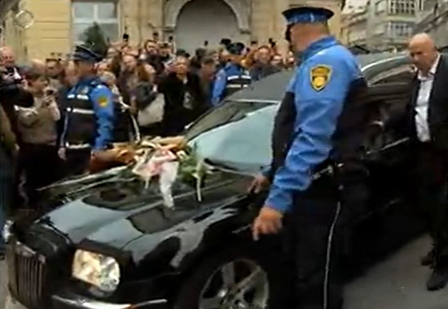 Sahrana Halida Bešlića: Hiljade ljudi čeka ukop, evo kakvo značenje nose tri simbola na kovčegu 8 povorkad