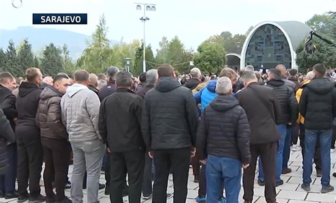 Sahrana Halida Bešlića: Hiljade ljudi čeka ukop, evo kakvo značenje nose tri simbola na kovčegu 6 sarjev