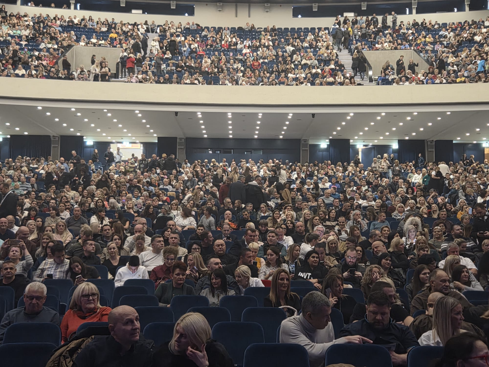 Rasim Ljajić stigao na Halidov koncert, poznati estradni par 'sakriven' u loži FOTO 14 1762974550955