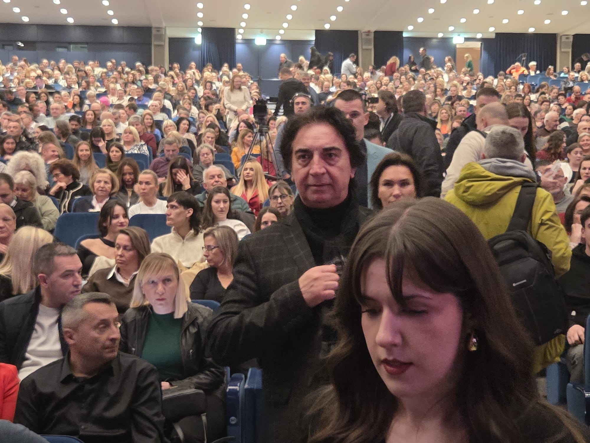Rasim Ljajić stigao na Halidov koncert, poznati estradni par 'sakriven' u loži FOTO 16 1762975222648