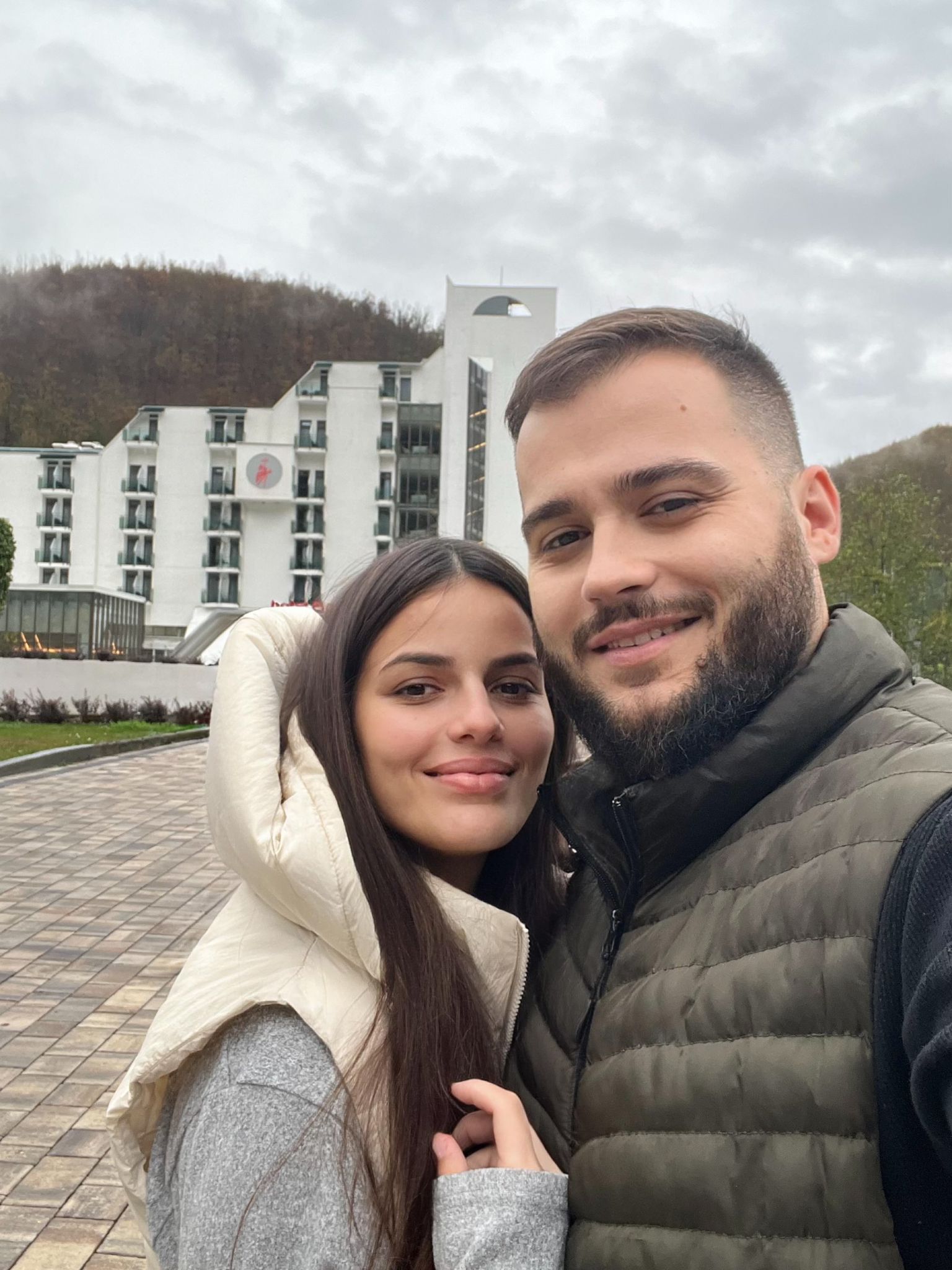 Stefan Živković šokirao estradu: Dok se svi razvode, on slavi ljubav: Otac petoro dece novom pesmom „Lav" pokazao ko je pravi kralj 5 PHOTO 2025 11 03 13 48 28