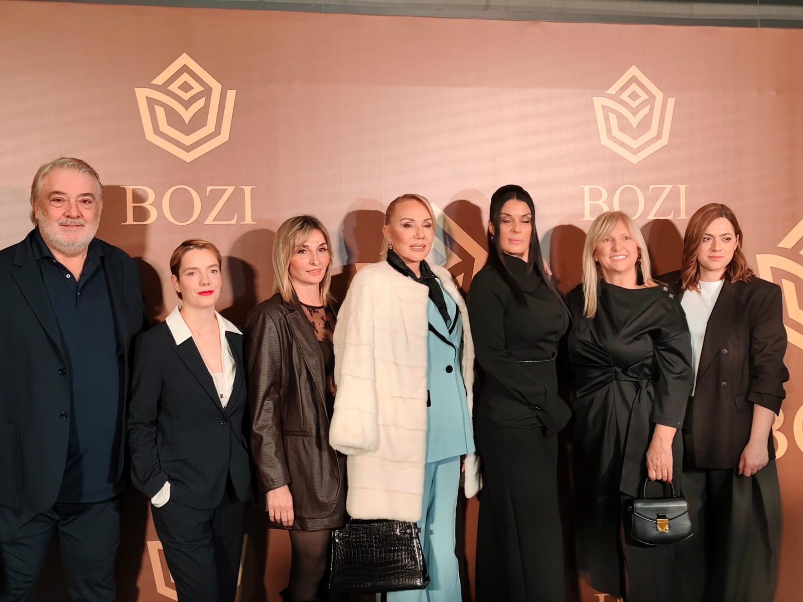 Veče stila i glamura: Brena okupila poznate na reviji VIDEO 5 PHOTO 2025 11 13 19 42 57