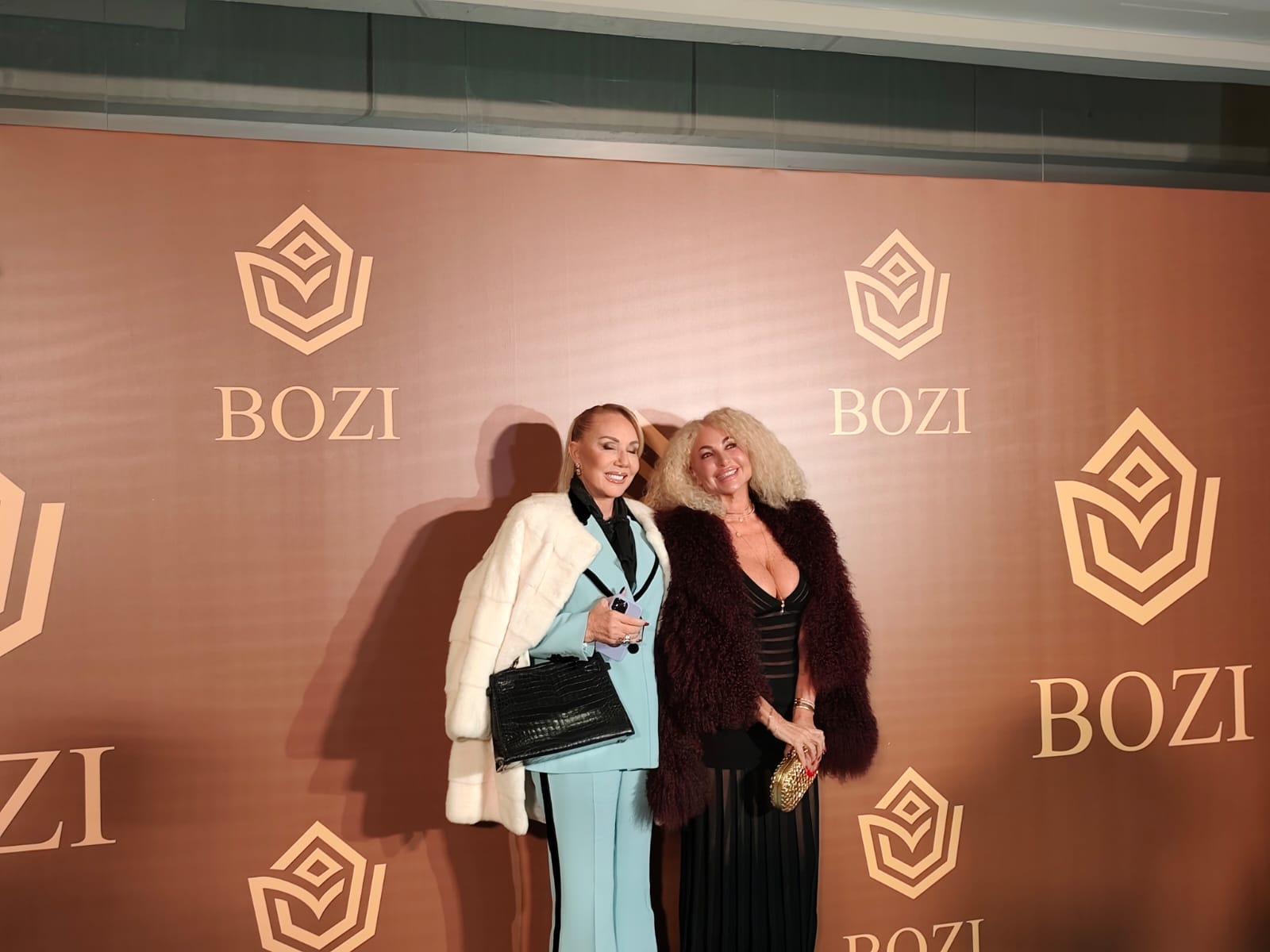 Lepa Brena zablistala na modnoj reviji: Pevačica u glamuroznom izdanju ostavlja bez daha FOTO 7 PHOTO 2025 11 13 19 42 58 1 1