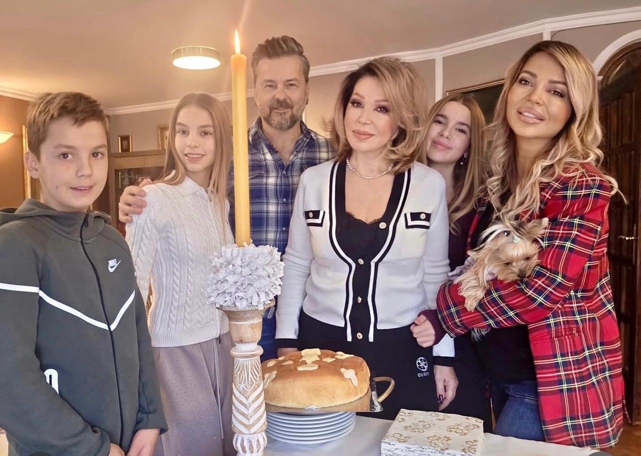 Dirljiv prizor u domu Nede Ukraden: Porodica na okupu najlepšim povodom FOTO 7 e5e1a67a 0eab 4dc6 b0c7 5e057050acbd