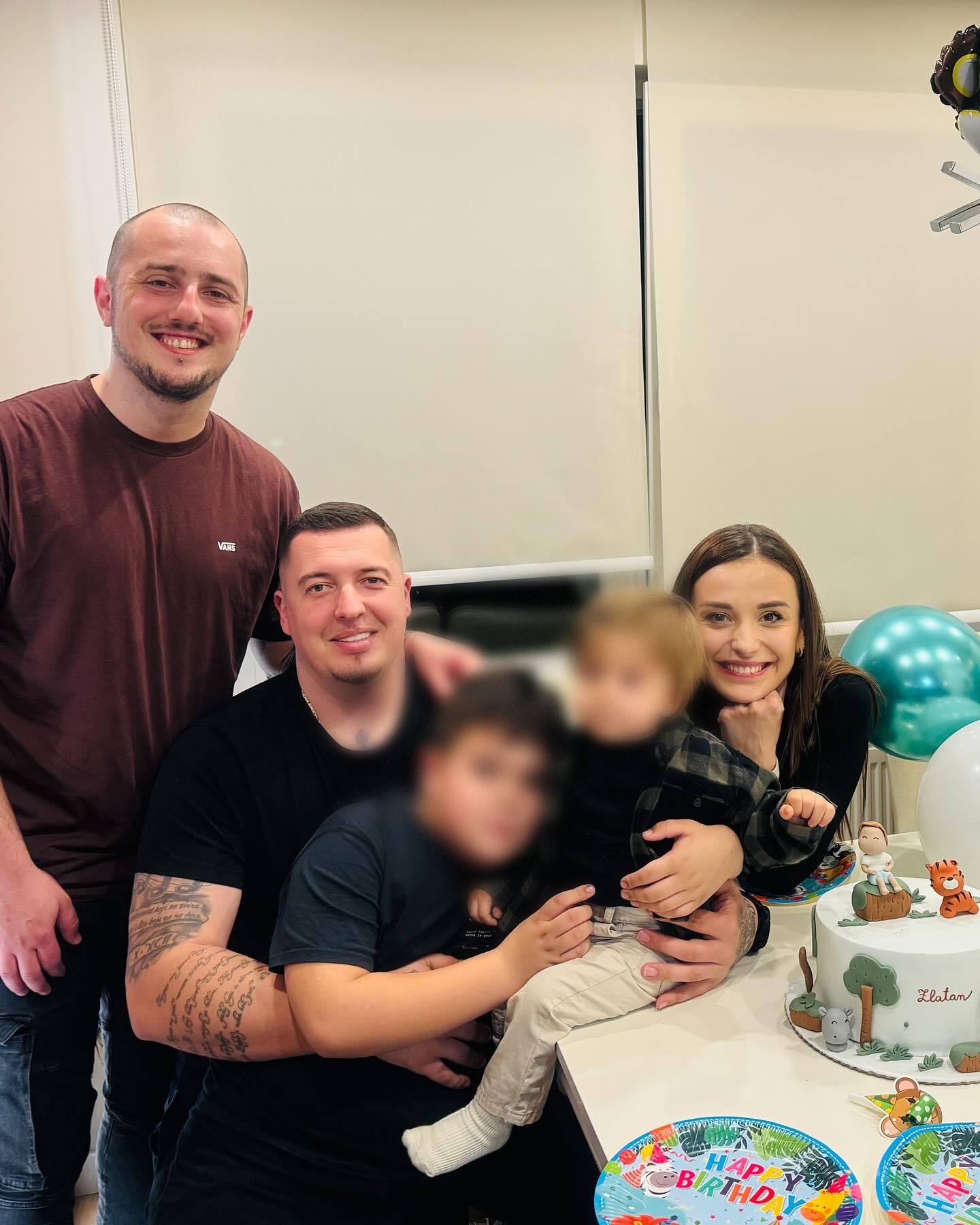 Ko je devojka koja je osvojila Gileta? Pevač je krije od javnosti, a prava je lepotica 7 zena amar gileta