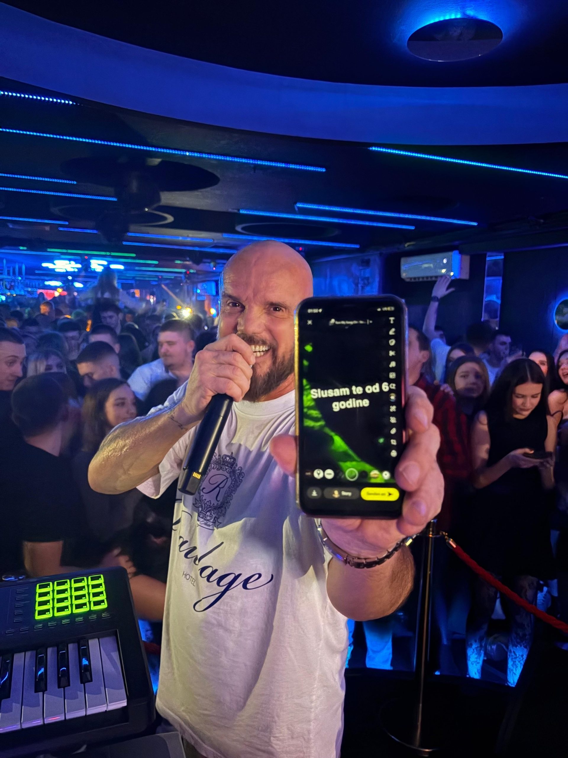 Hit na mrežama: Boban Rajović u zagrljaju zapevao uplakanoj obožavateljki 6 5a160b70 8a77 4b98 91e3 9b1d455ab4f3