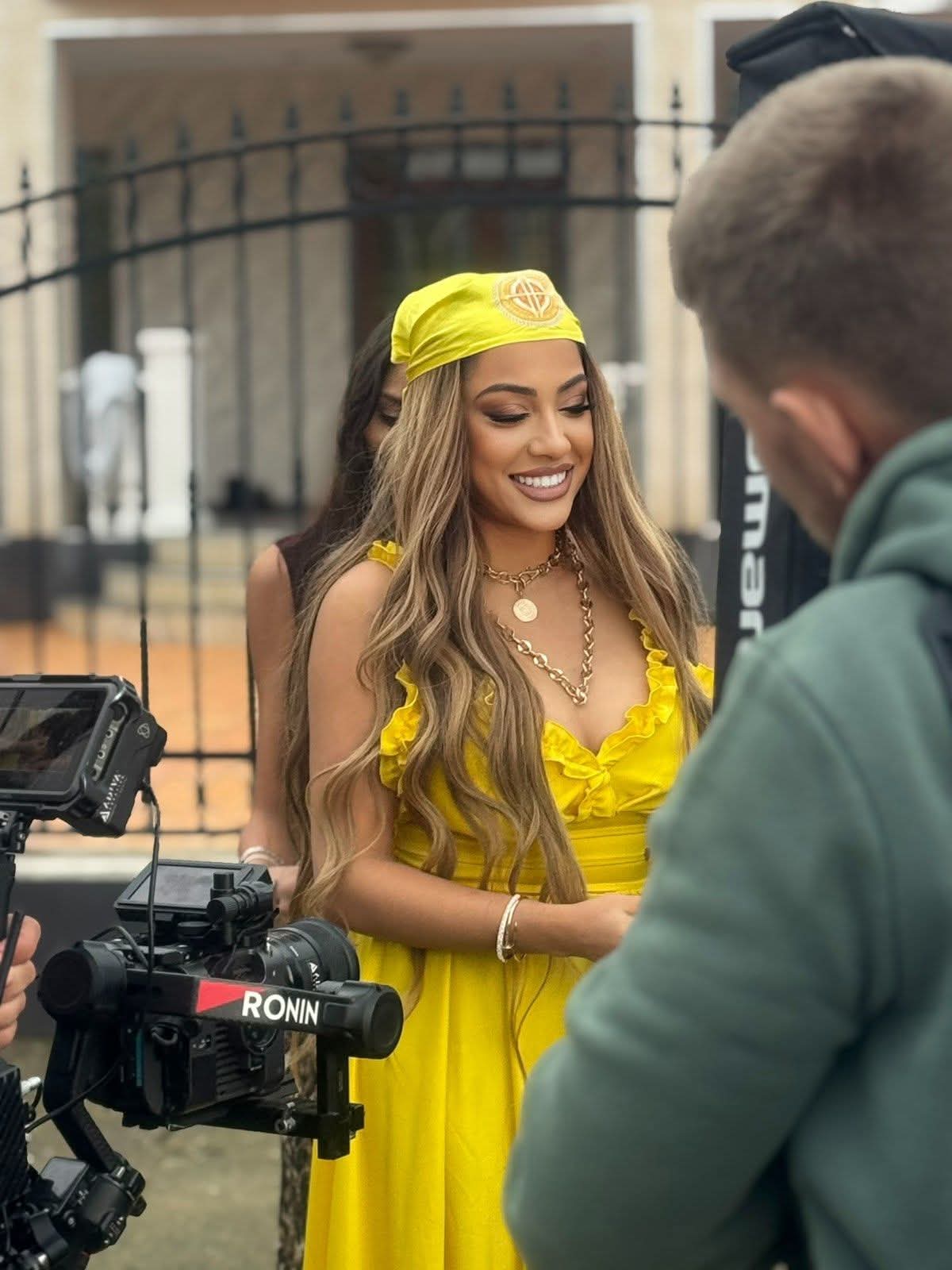 Kažu da je ovo novi balkanski hit: Bugarska pevačica snimila spot po uzoru na Kusturicu 7 IMG 20251214 WA0006