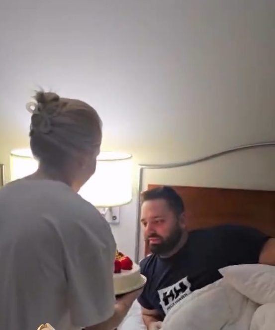 Đula Drini priredila suprugu rođendansko iznenađenje u krevetu, on van sebe (VIDEO) 6 Screenshot 2025 12 02 133835