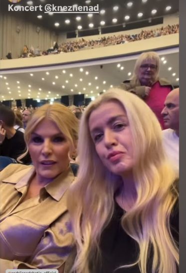Knez i Ksenija raspalakali Beograđane: Pogledajte šta se desilo na pevačevom koncertu (VIDEO) 7 Screenshot 2025 12 05 095744