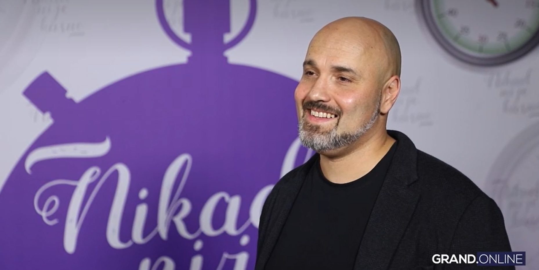Takmičar radi kao Deda Mraz i uveseljava mališane: "To je tako divan osećaj" VIDEO 5 Screenshot 2025 12 05 142917