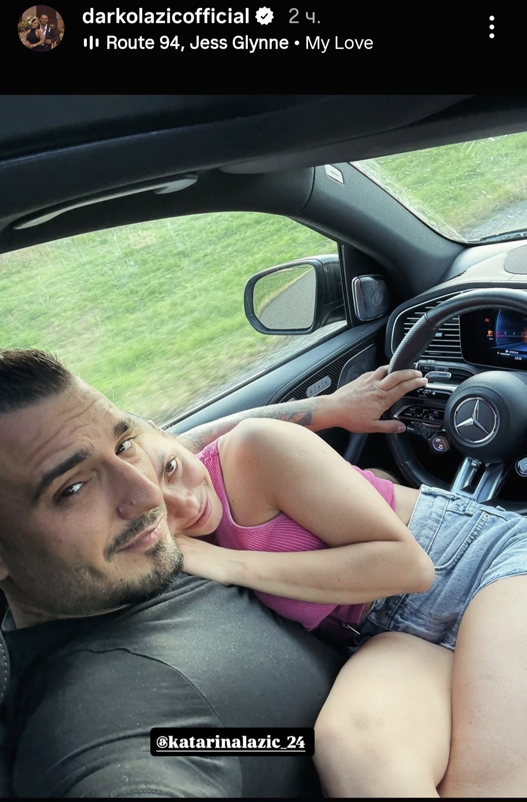 Darko Lazić objavio fotku zbog koje gore mreže: Pevač vozi, Kaća mu sedi u krilu 6 Screenshot 20251223 132047 Instagram
