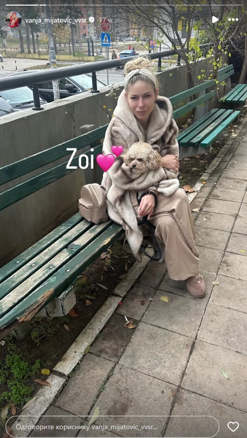 Da li prepoznajete pevačicu sa slike? Sedi na klupi bez šminke sa vezanom punđom, svi komentarišu samo jedno FOTO 7 image 20